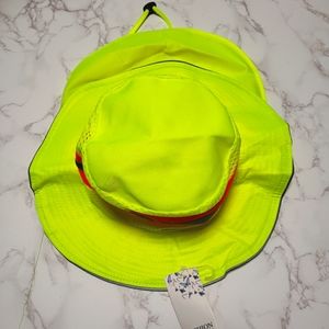 Mens safety mesh and fabric hat.